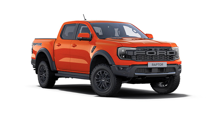 Ford Raptor Pickup in leuchtendem Orange mit schwarzem Grill und Offroad-Reifen, auf weißem Hintergrund.